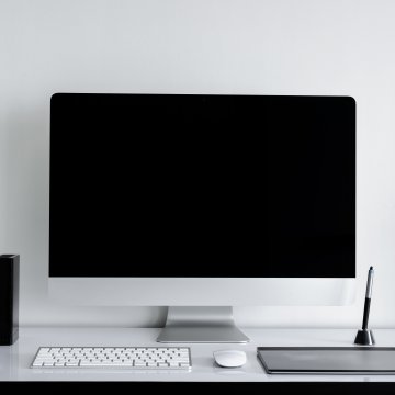 mackeeper mac utility software overview review mac computer monitor off white keyboard on desk